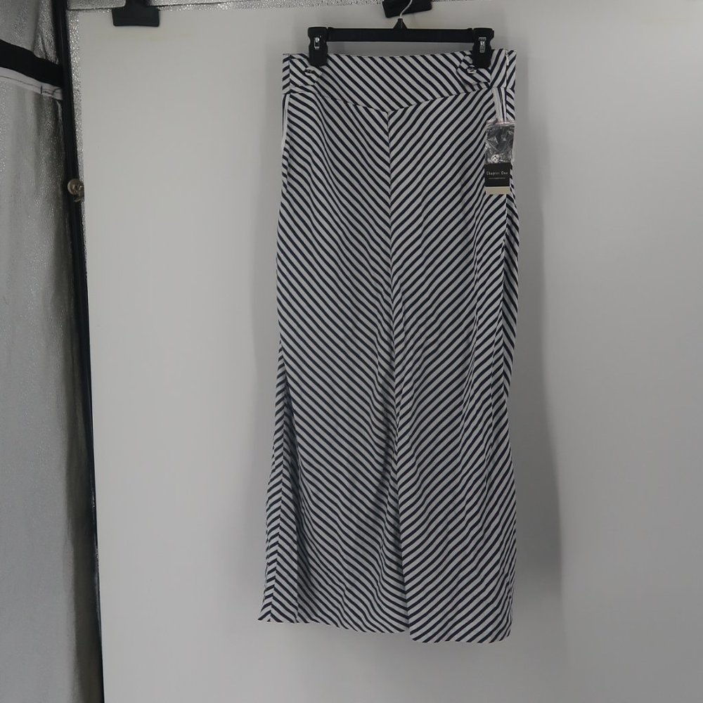 Chapter One Women's Striped Skirt Size 6 Navy Blue and White New with tags